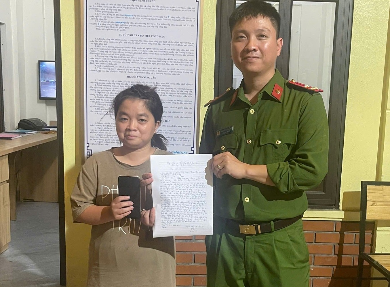 Công an phường Hưng Đạo kịp thời tìm kiếm, trao trả tài sản thất lạc cho người dân